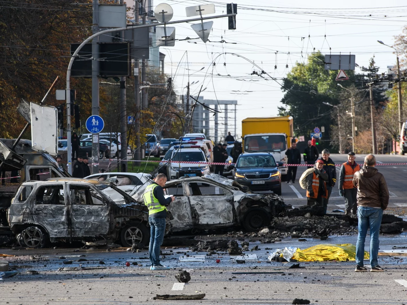 Zniszczenia po rosyjskim ataku rakietowym w Kijowie