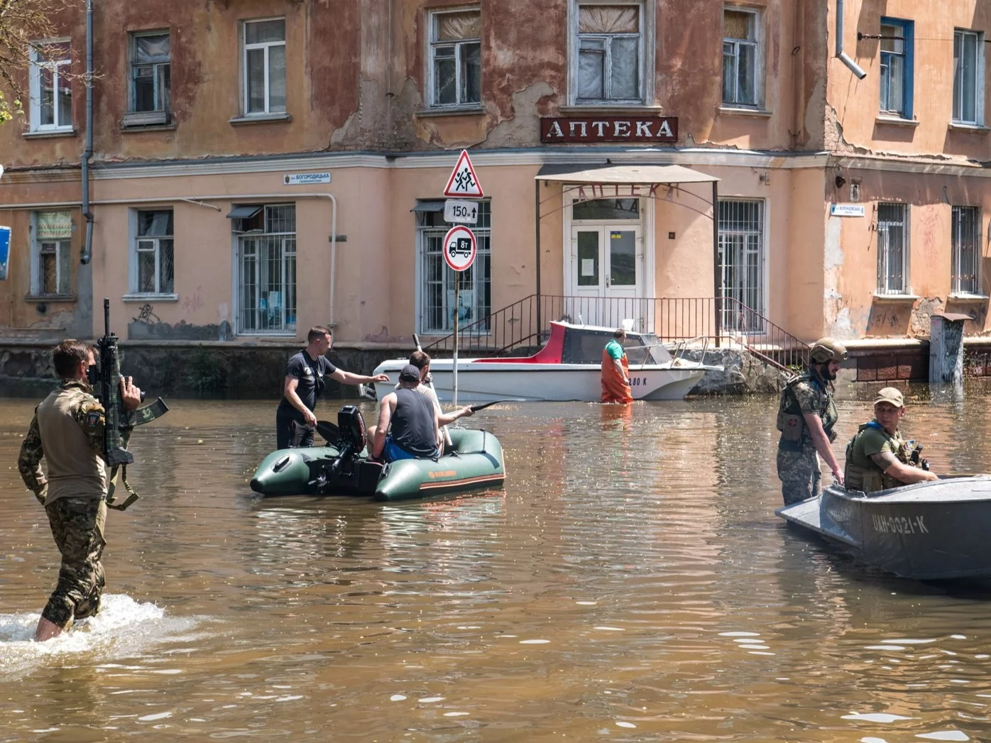 Skutki powodzi po wysadzeniu tamy