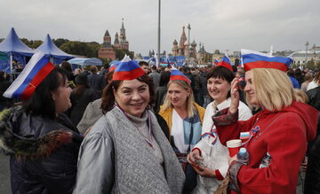 Rosjanie świętujący aneksję ukraińskich ziem