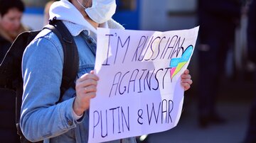 Rosjanin, biorący udział w antywojennej demonstracji przed ambasadą Rosji w Warszawie. Zdjęcie poglądowe