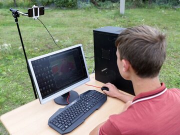 Rosjanin używający komputera, zdjęcie ilustracyjne