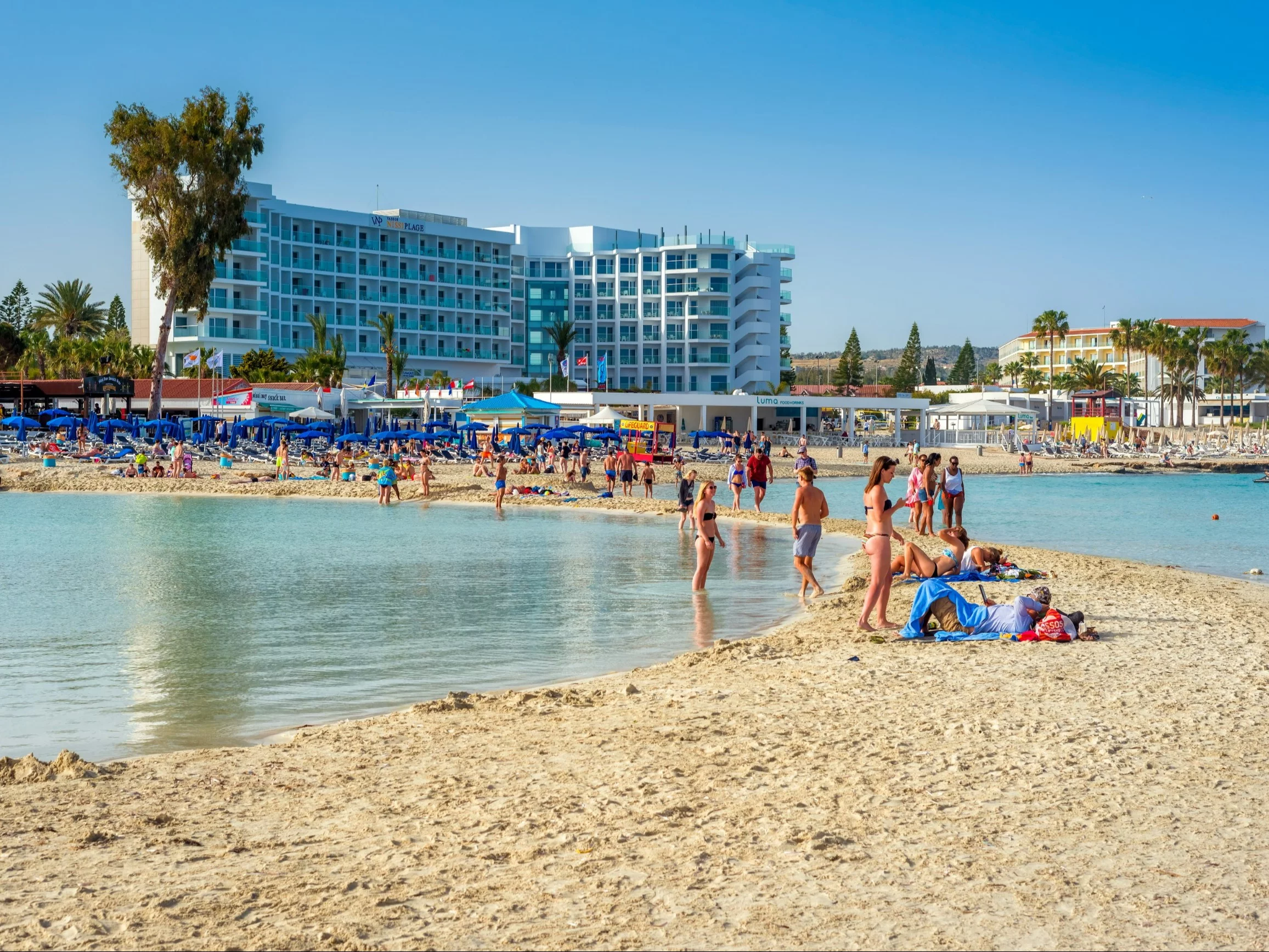 Turyści na plaży w Ayia Napa