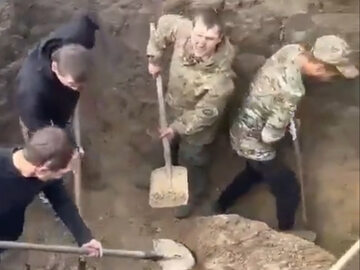 Rosyjscy żołnierze kopiący rowy za karę