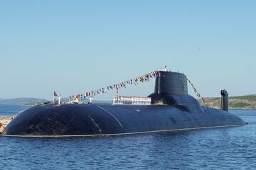 Rosyjski atomowy okręt podwodny TK-208 Dmitrij Donskoj. Zdjęcie ilustracyjne