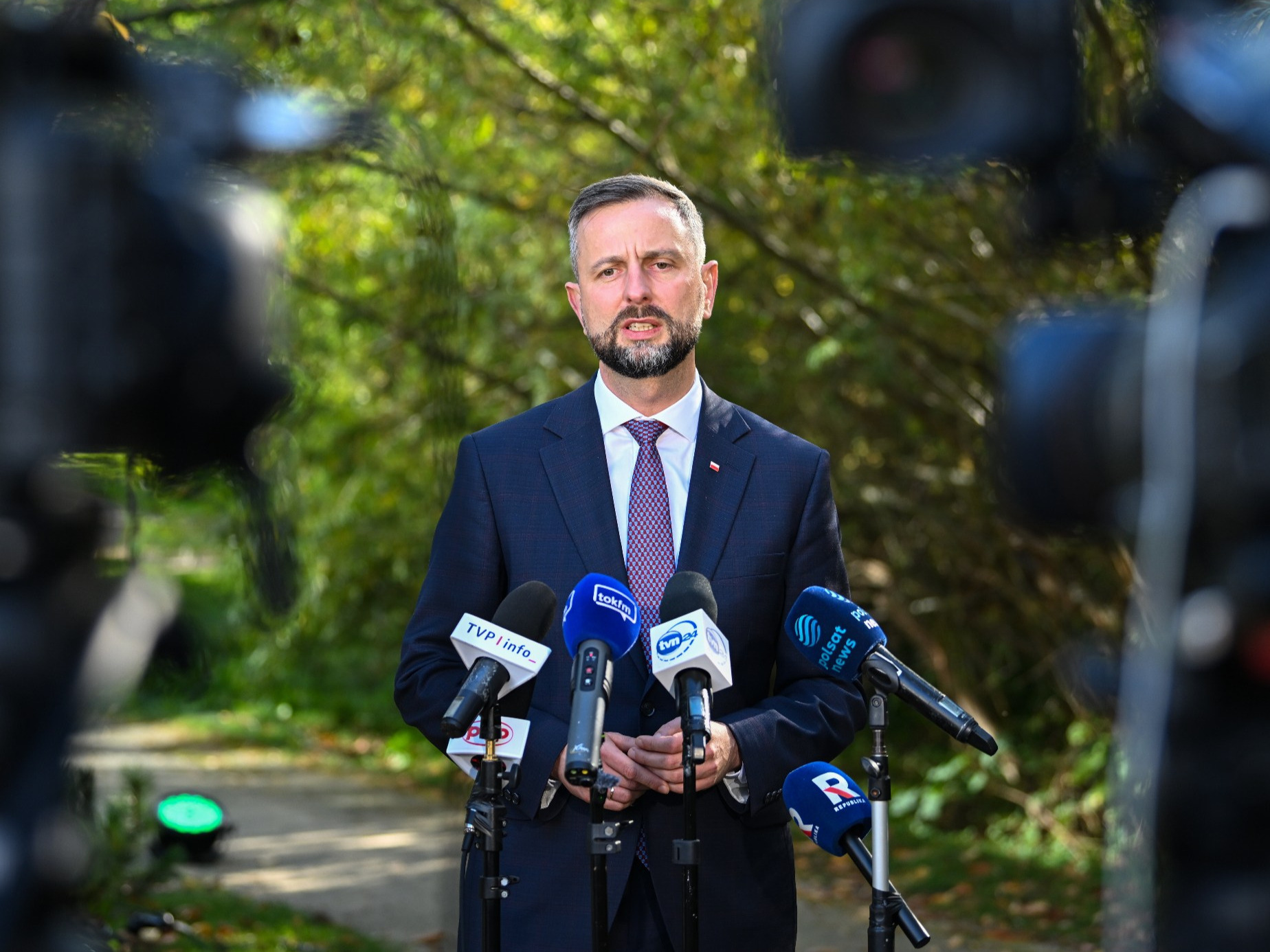 Atak na lokomotywę przy polskiej granicy. Szef MON: sytuacja jest poważna