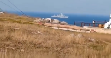Rosyjski okręt wojenny widziany z Wyspy Węży