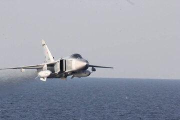 Rosyjski Su-24 przelatujący tuż przy USS Cook