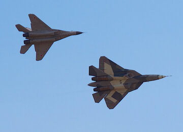 Rosyjskie odrzutowce nowej generacji T-50 (PAK-FA) and MiG-29M2