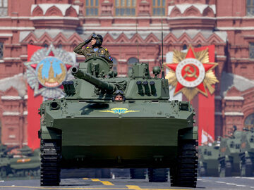 Rosyjskie pojazdy wojskowe podczas próby, 7 maja