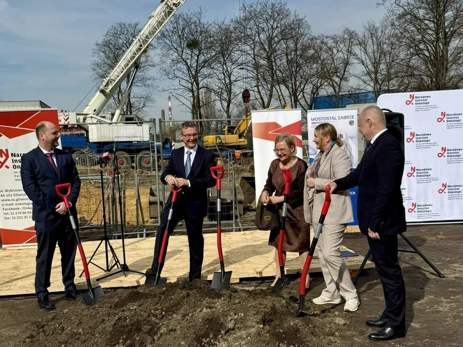 W Narodowym Instytucie Onkologii w Gliwicach symbolicznie wbito łopatę na budowie Oddziału Terapii Izotopowej Zakładu Medycyny Nuklearnej i Endokrynologii Onkologicznej