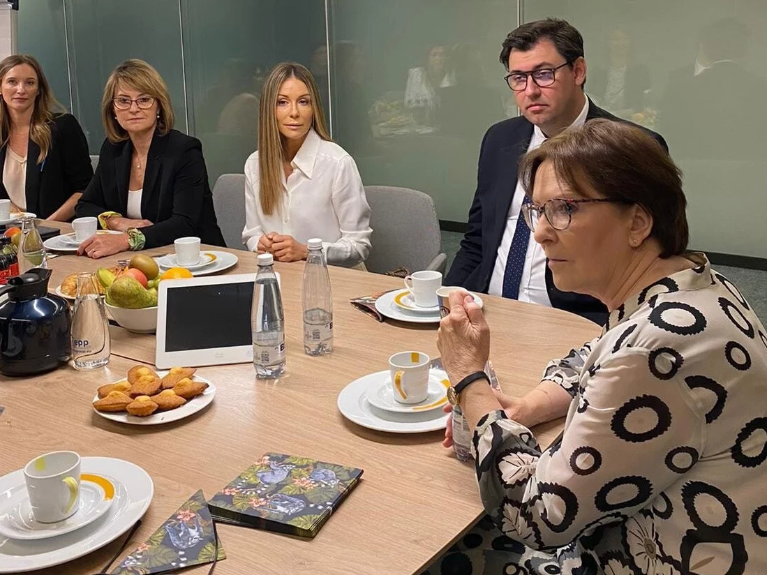 Ewa Kopacz i Małgorzata Rozenek-Majdan w czasie panelu eksperckiego w Parlamencie Europejskim