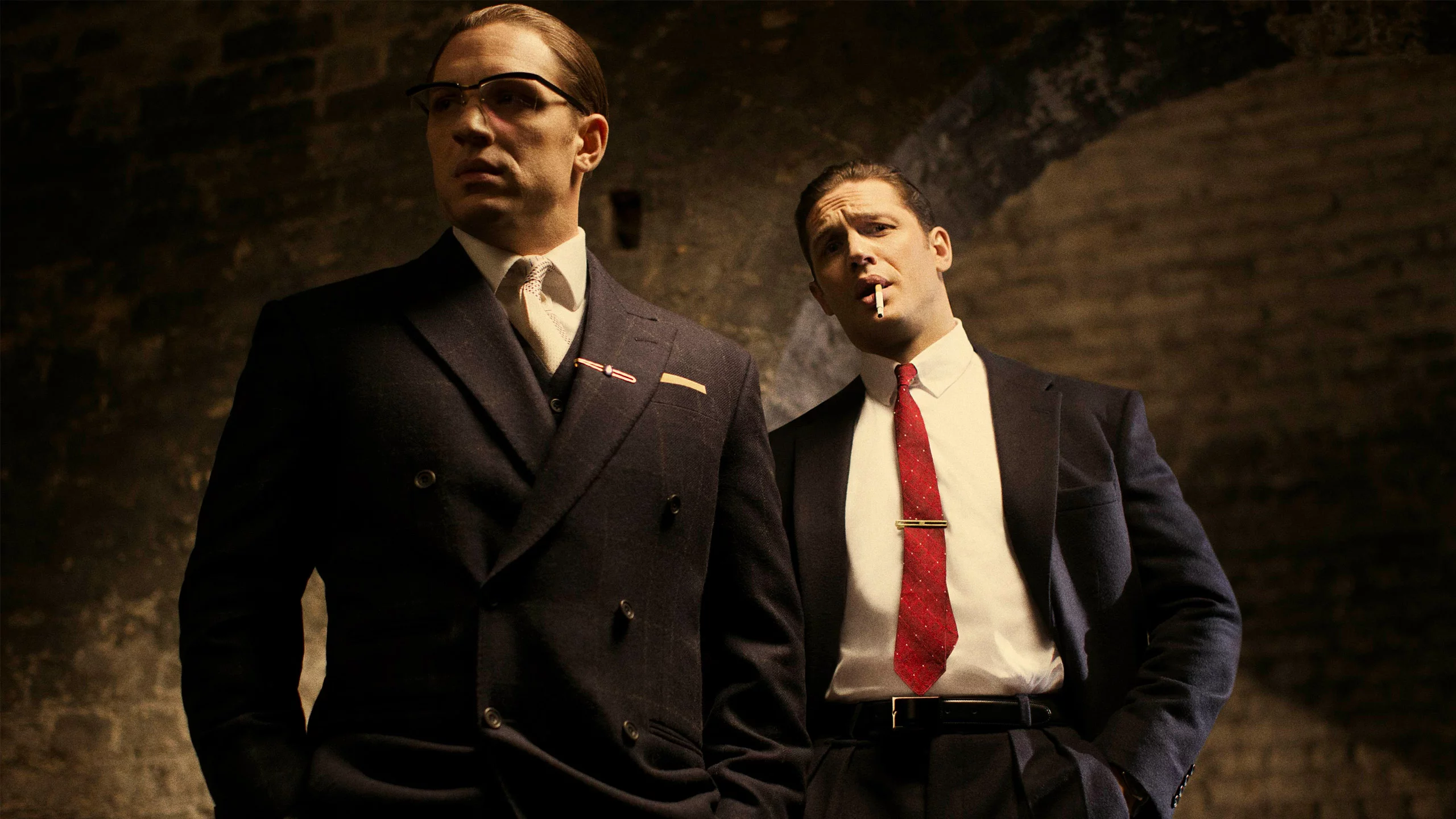 Tom Hardy jako Ronald Kray oraz Reggie Kray w filmie Legend (2015)