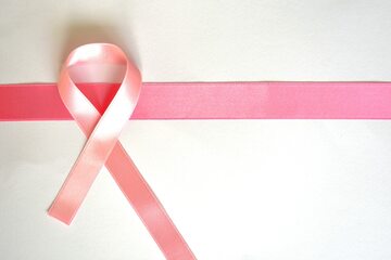 Różowa wstążka – symbol walki z rakiem piersi