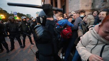 Rozpędzanie protestu przeciw mobilizacji w Petersburgu