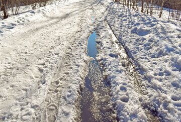 Roztapiający się śnieg, zdjęcie ilustracyjne