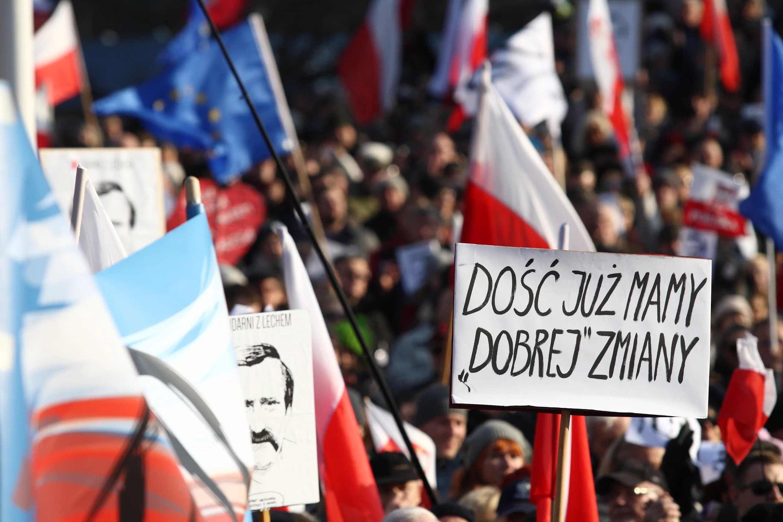 Demonstracja KOD pod hasłem "My Naród". Demonstracja miała na celu wyrażenie poparcia dla Lecha Walesy