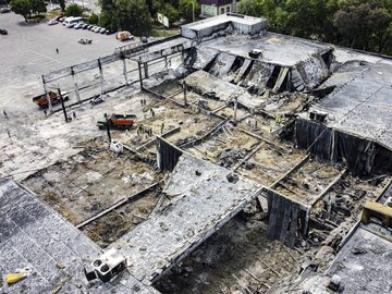 Ruiny centrum handlowego w Krzemieńczuku, zniszczonego w wyniku rosyjskiego ataku rakietowego.