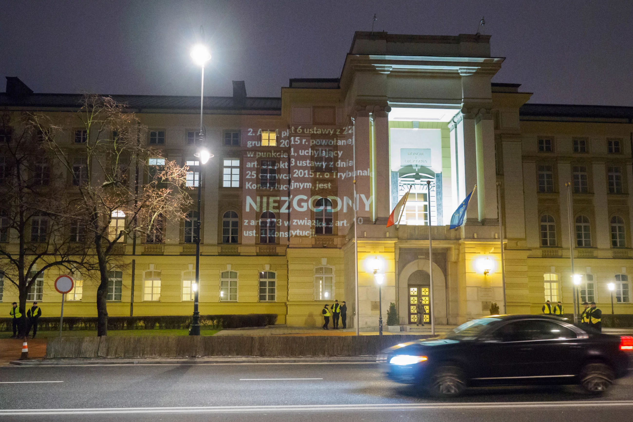 Partia Razem publikowała wyrok TK na fasadzie Kancelarii Premiera