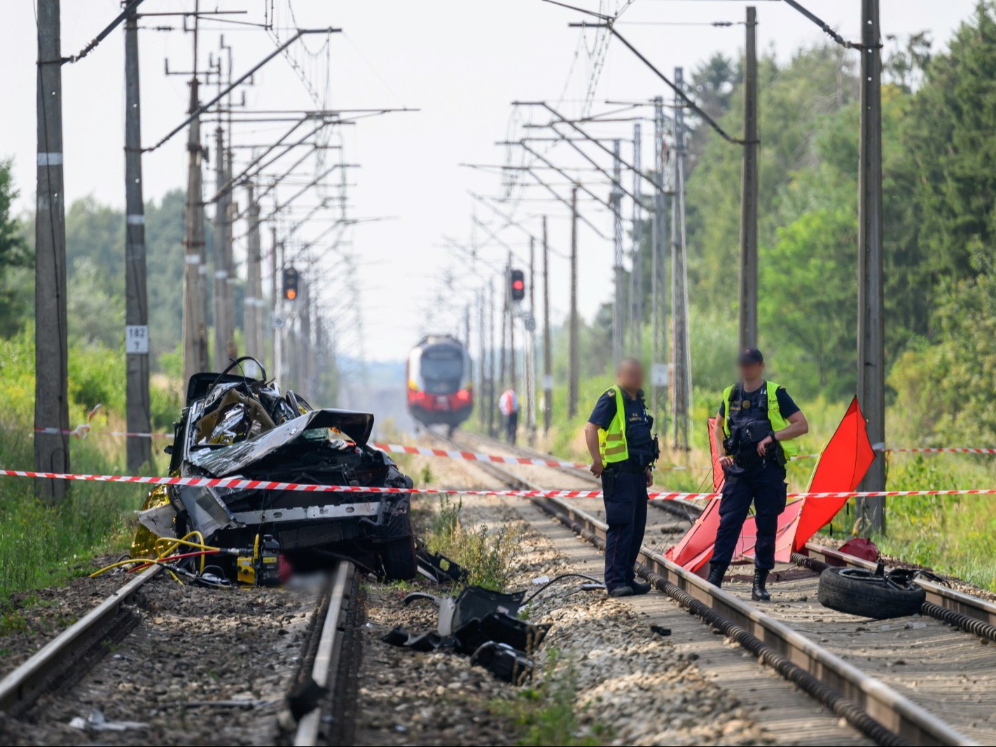 Kierowca ruszył wprost pod pociąg? Nowe informacje o tragedii pod Poznaniem