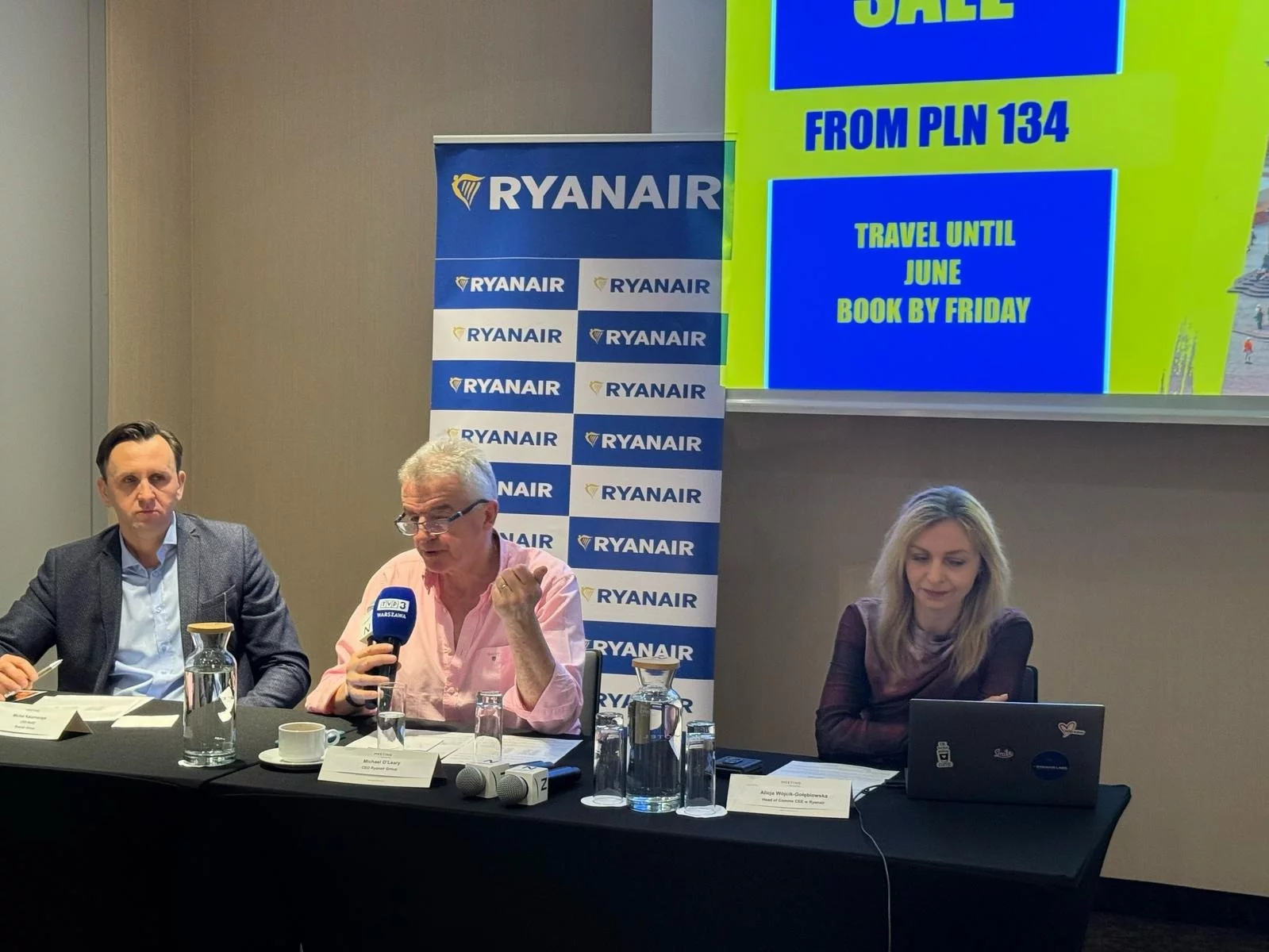 Szef linii Ryanair, Michael O’Leary (w środku) podczas konferencji w Warszawie