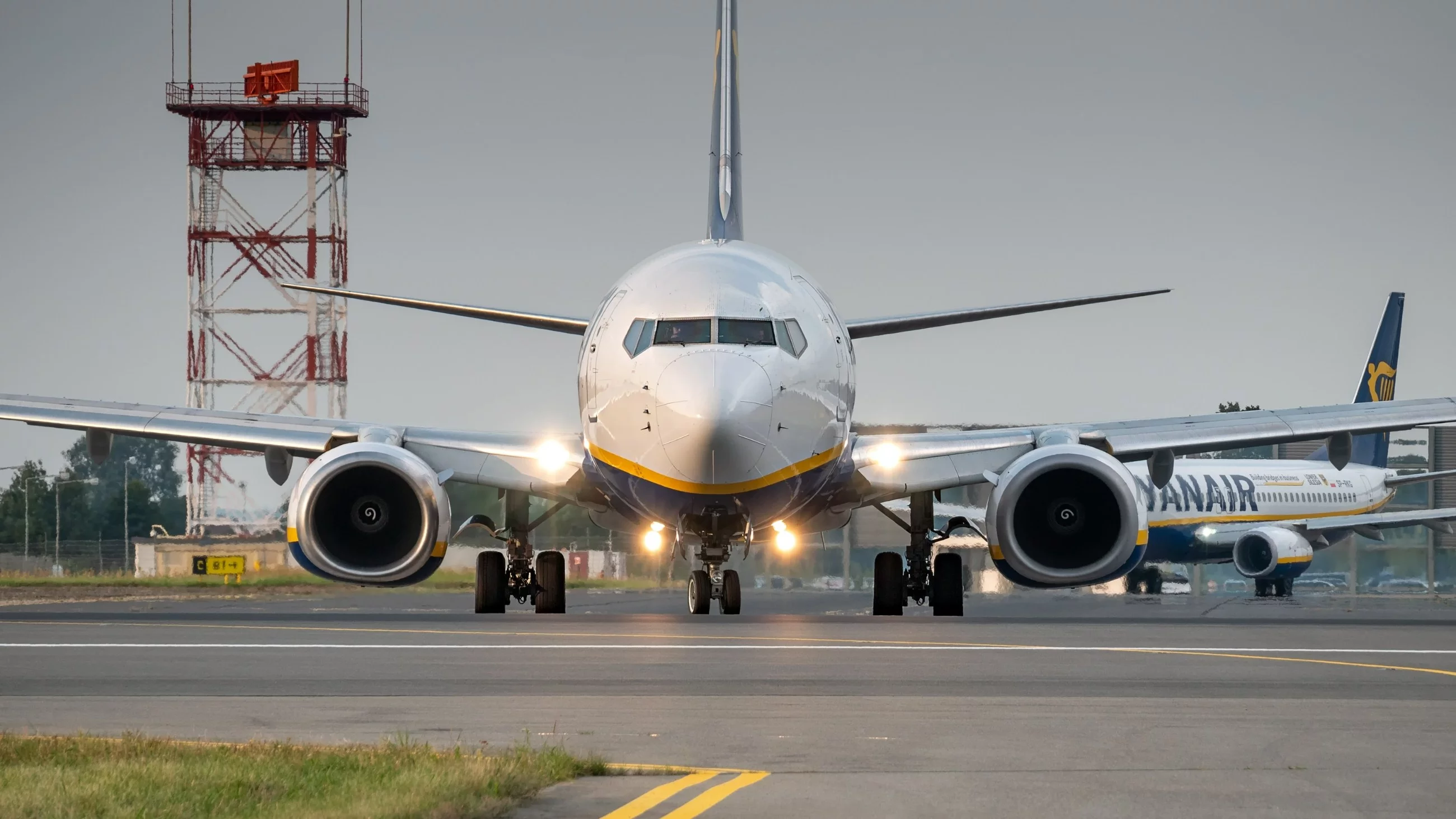 Samolot Ryanair na lotnisku, zdjęcie ilustracyjne