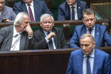 Ryszard Terlecki, Jarosław Kaczyński, Mariusz Błaszczak i w dolnym rzędzie Grzegorz Schetyna