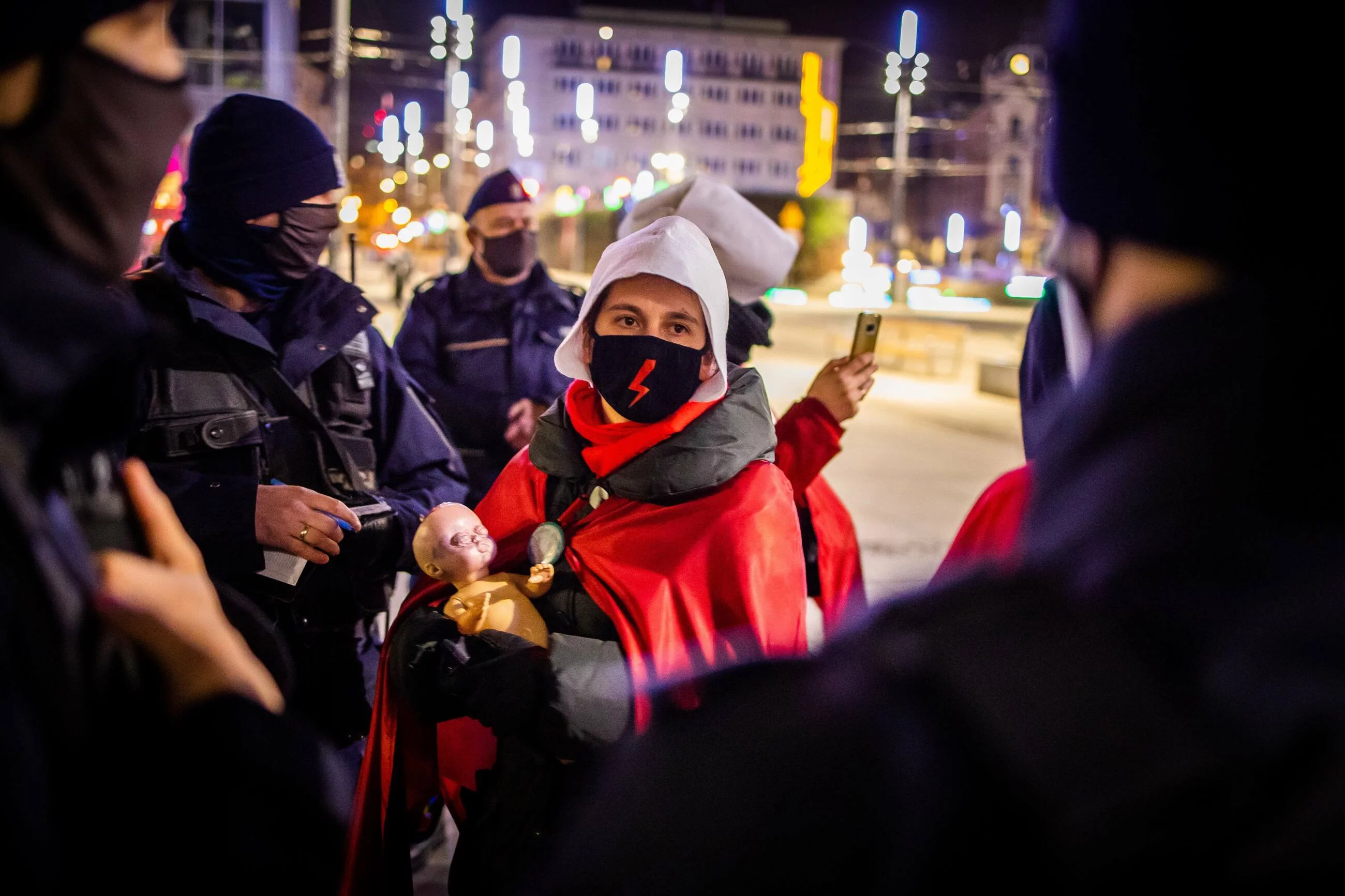 Uczestniczka Strajku Kobiet w otoczeniu policjantów