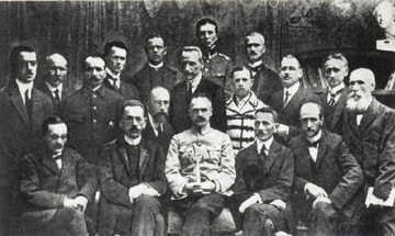 Rząd Jędrzeja Moraczewskiego zaprzysiężony 18 listopada 1918 roku. W środku Tymczasowy Naczelnik Państwa Józef Piłsudski, na lewo od niego Moraczewski