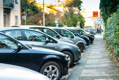 samochody parking fot. Andreaphoto/fotolia.pl