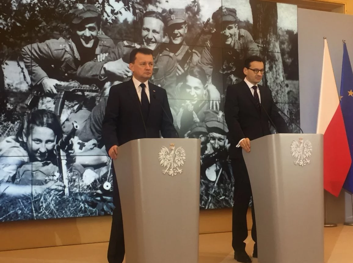 Minister obrony narodowej Mariusz Błaszczak  i premier Mateusz Morawiecki