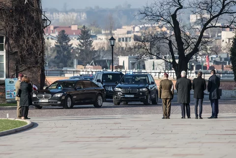 Rządowe limuzyny na Wawelu