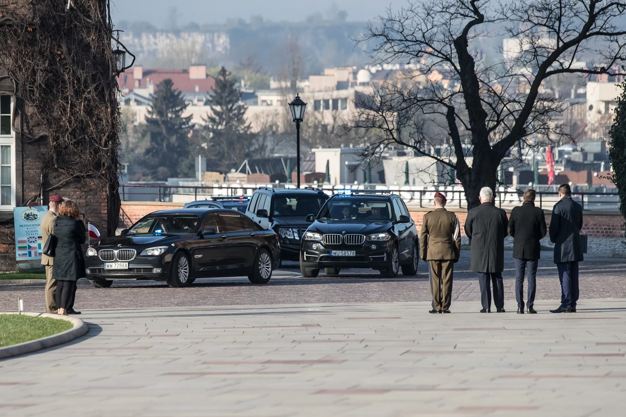 Rządowe limuzyny na Wawelu