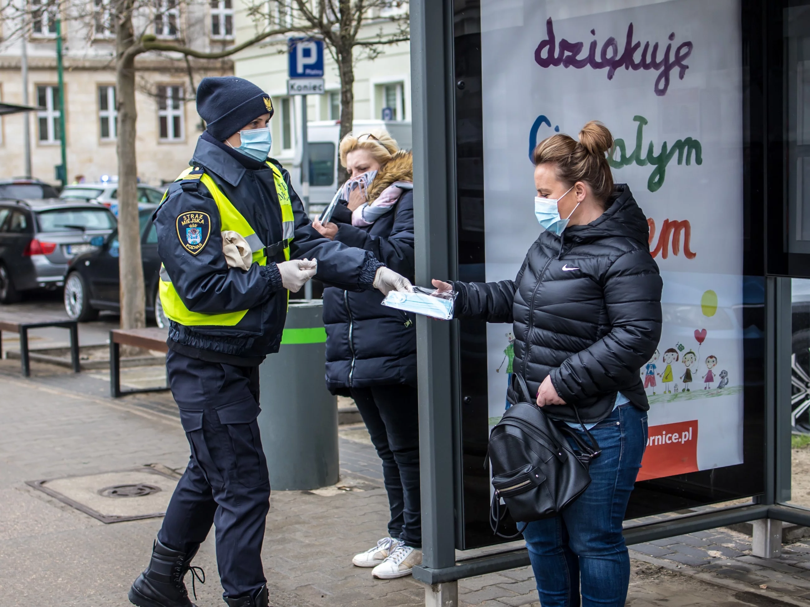 Wciąż sypią się mandaty za brak maseczek