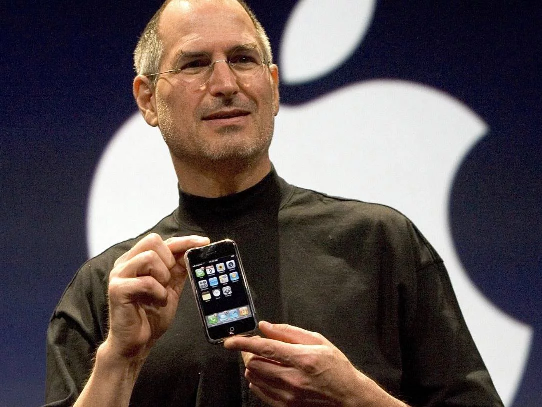 Steve Jobs pokazuje iPhone'a 1 w 2007 roku