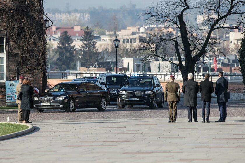 Rządowe limuzyny na Wawelu