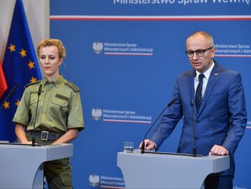 Rzeczniczka Komendanta Głównego Straży Granicznej por. SG Anna Michalska oraz wiceminister spraw wewnętrznych i administracji Błażej Poboży