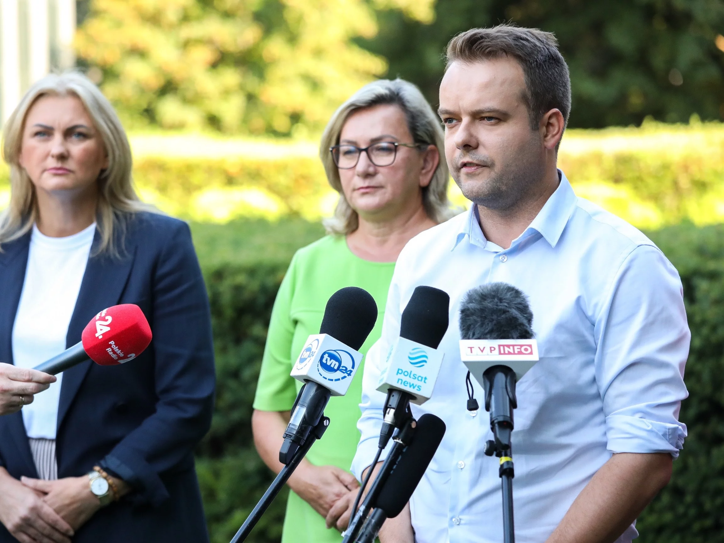 Rzecznik PiS Rafał Bochenek podczas konferencji prasowej w ogrodach Kancelarii Sejmu w Warszawie