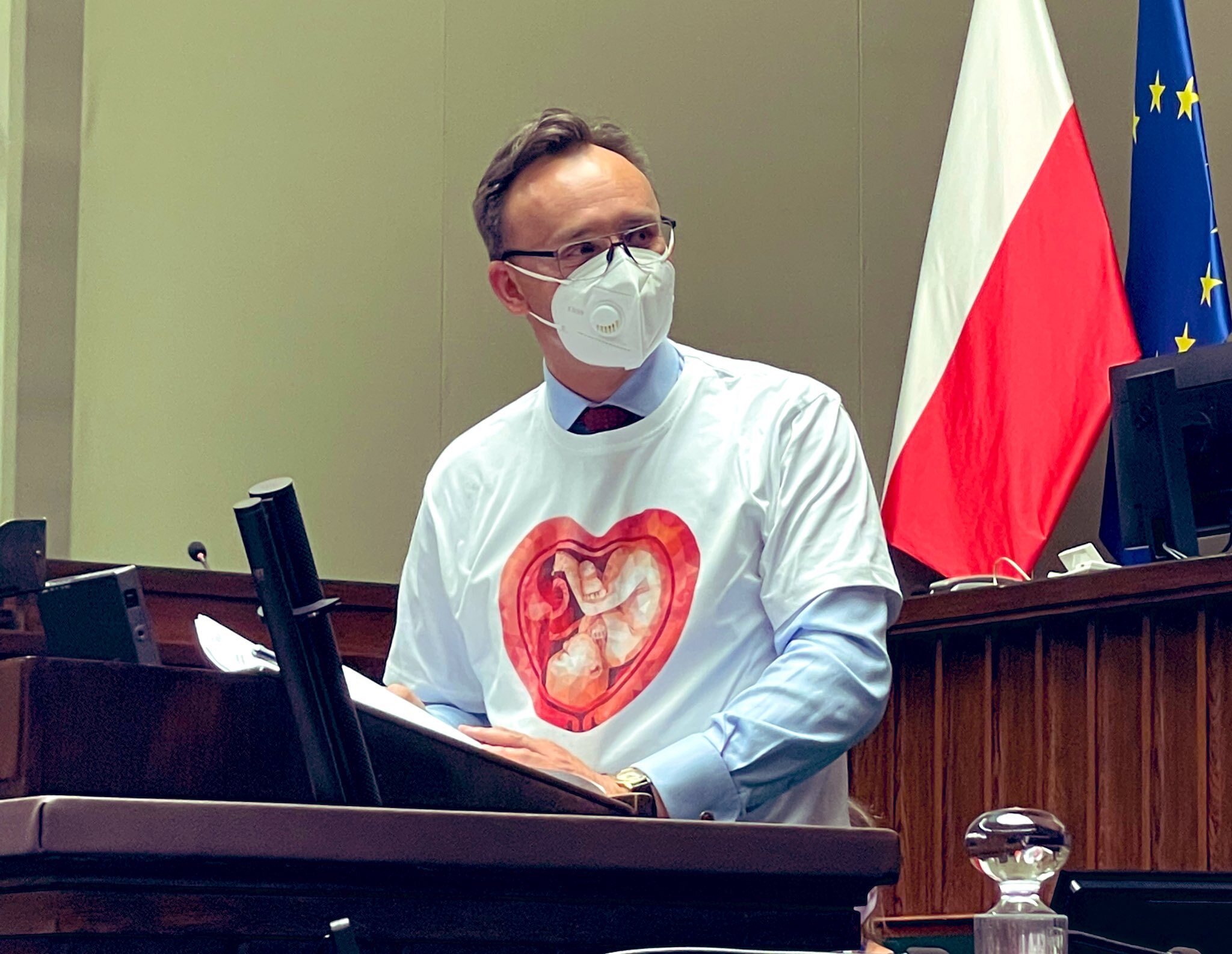 Sejm. Koszulka RPD Mikołaja Pawlaka oburzyła opozycję - dlaczego, o co chodzi - Vimarsana News