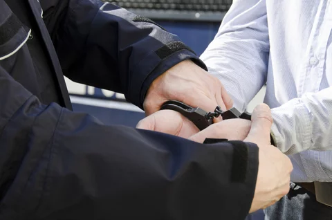 Policja, aresztowanie, kajdanki, przestępca / Fotolia.pl / Autor: monartfoto
