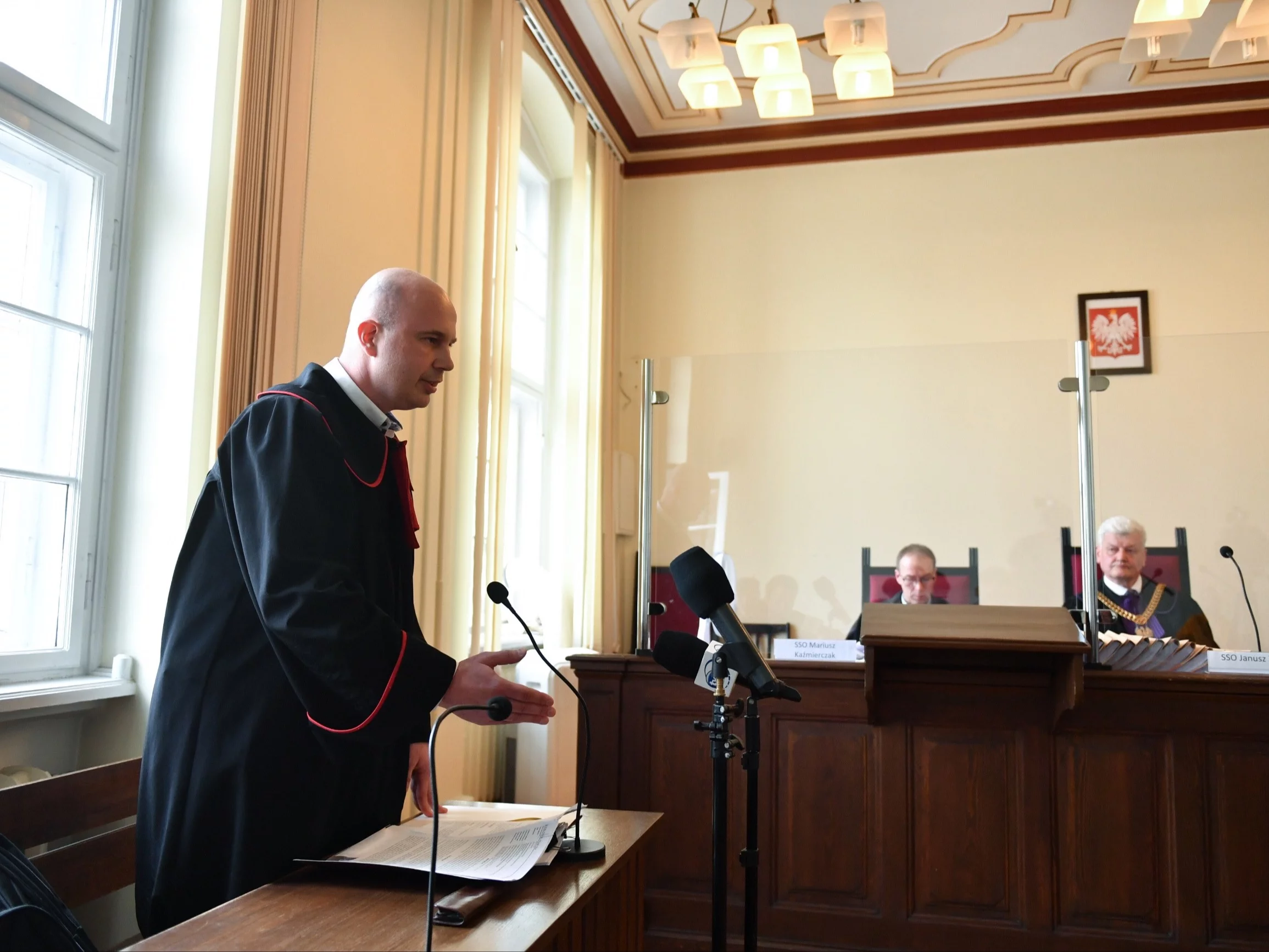 Gdańsk, 24.04.2023. Sędzia Janusz Zimny (3P) oraz prokurator Robert Kaczor (L) na sali rozpraw Sądu Okręgowego w Gdańsku, 24 bm. Rozpoczął się proces odwoławczy w sprawie Magdaleny Adamowicz