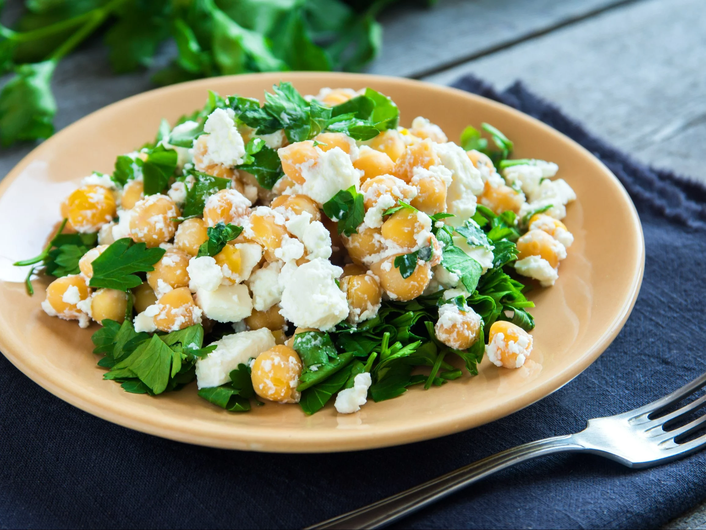 Sałatka z ciecierzycy z fetą