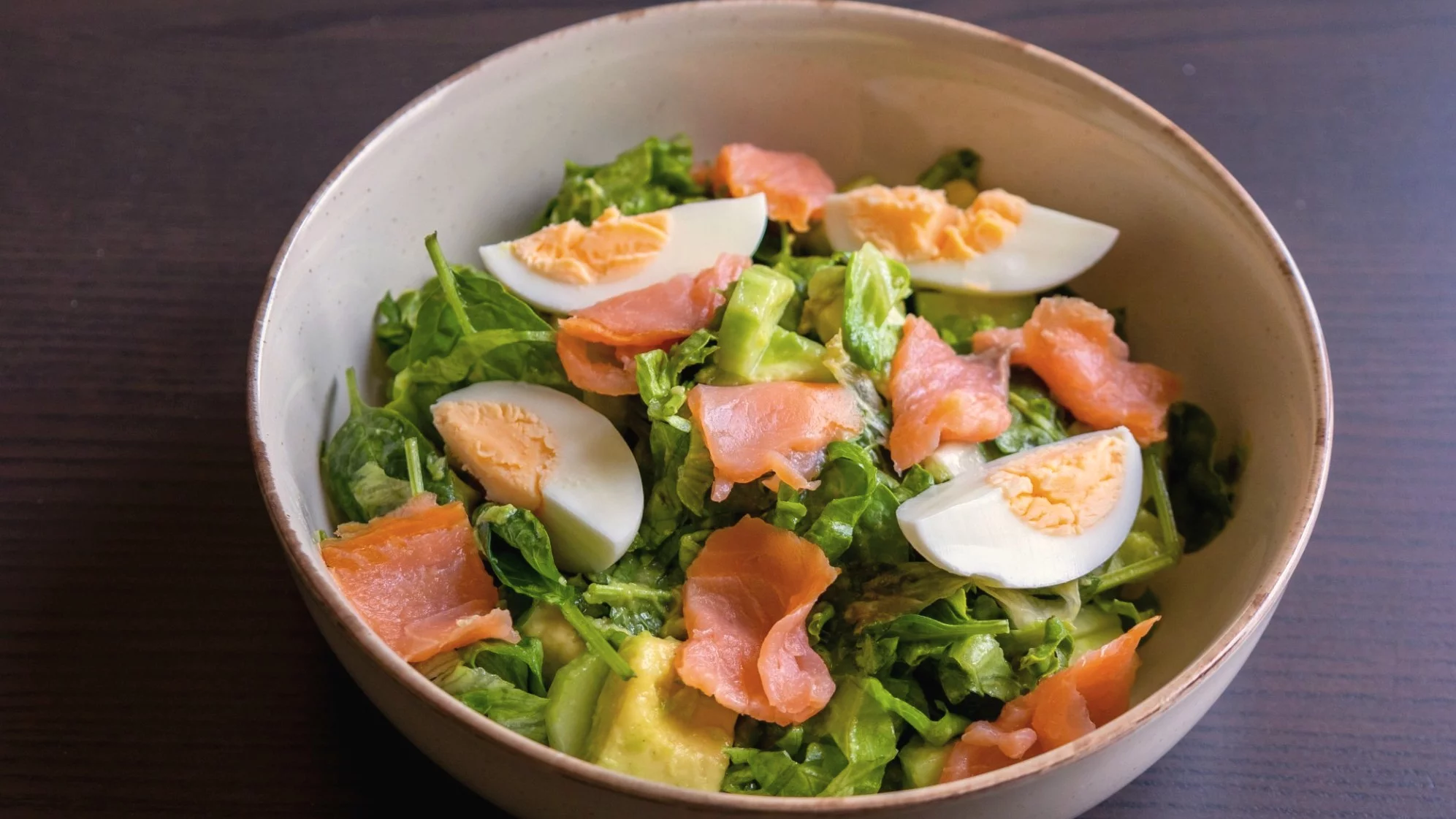 Sałatka z jajek i wędzonego łososia na kolację