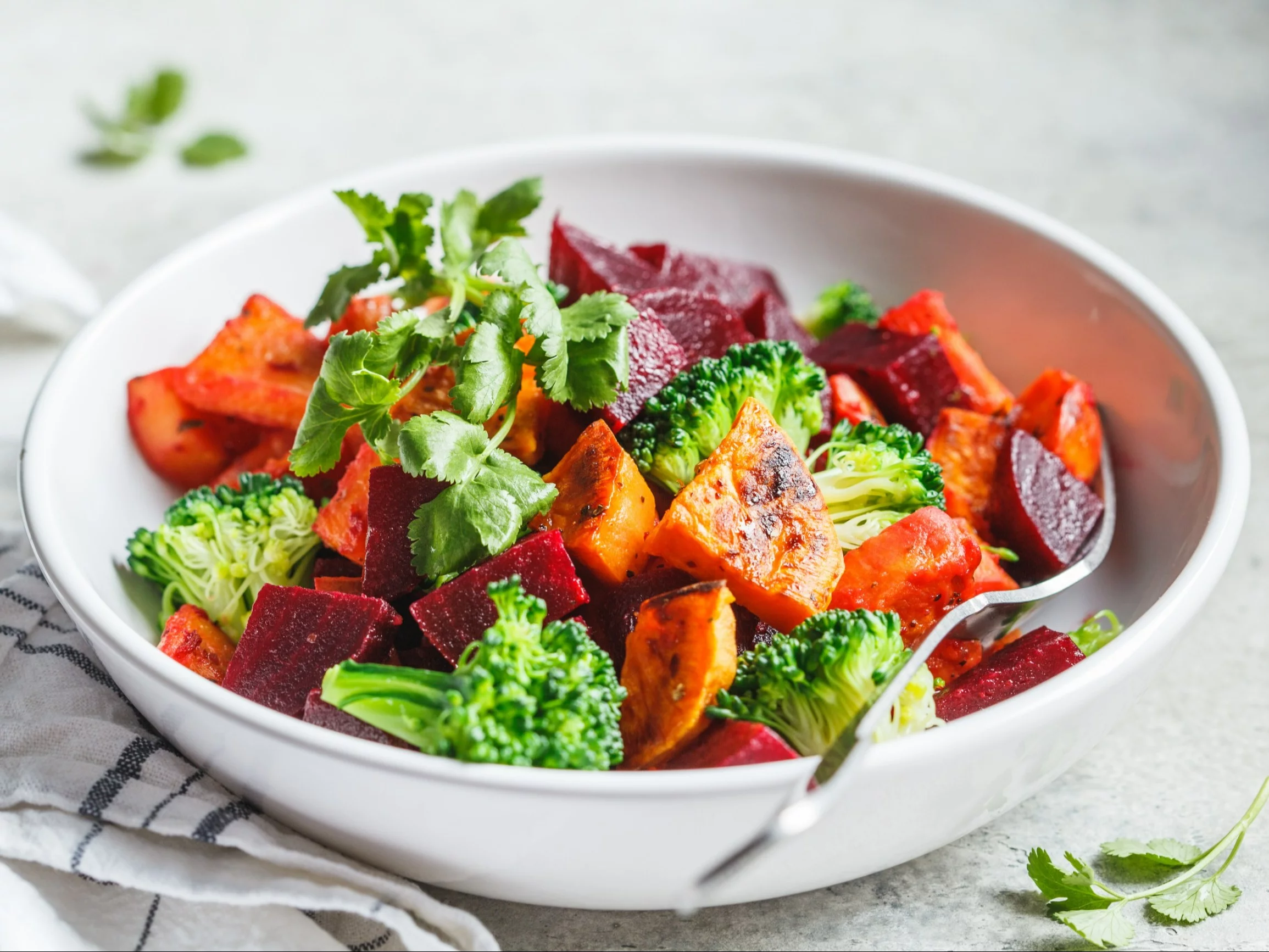 Sałatka z pieczonych buraków i batatów z brokułem