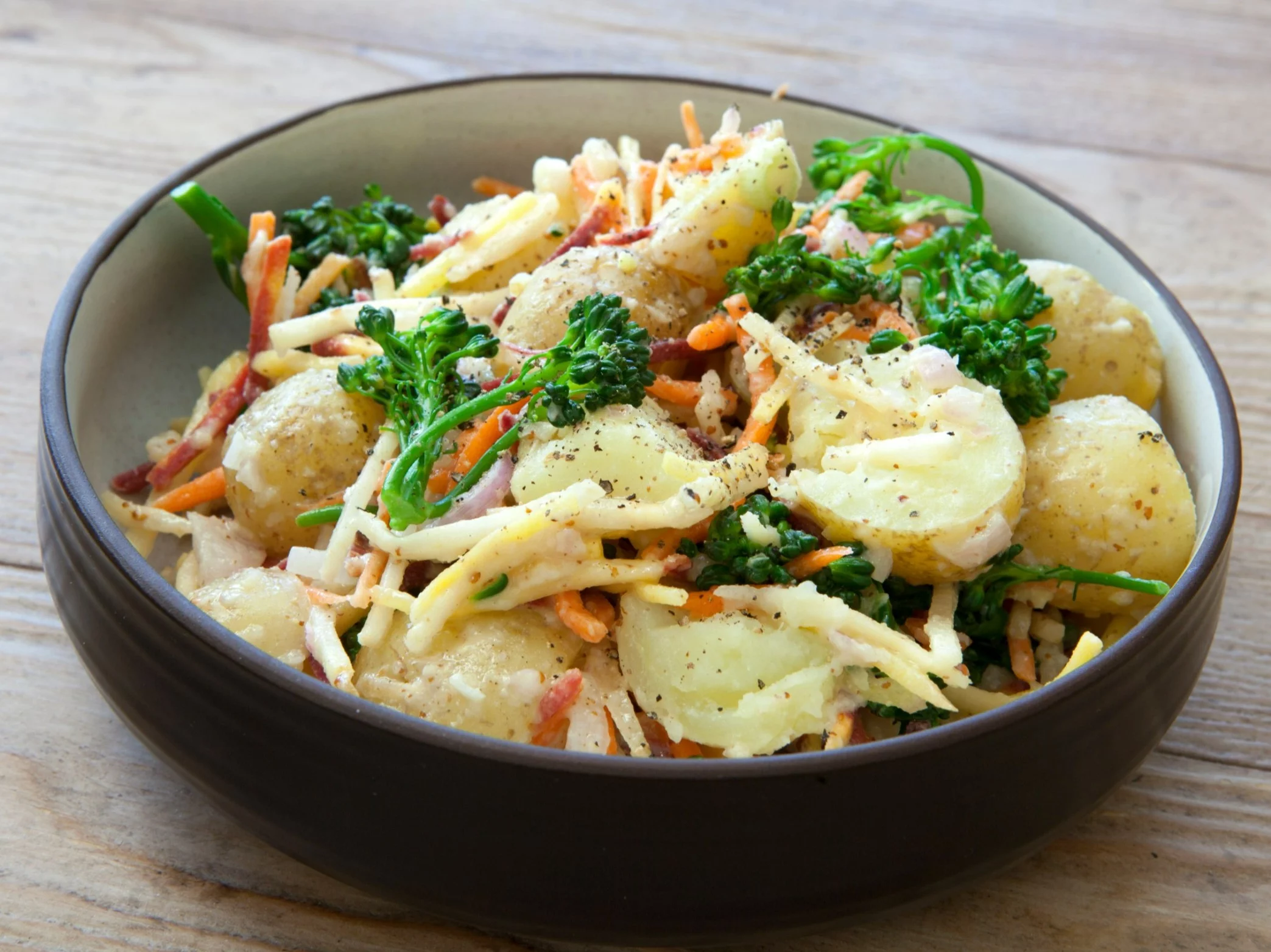 Sałatka ziemniaczana z brokułem