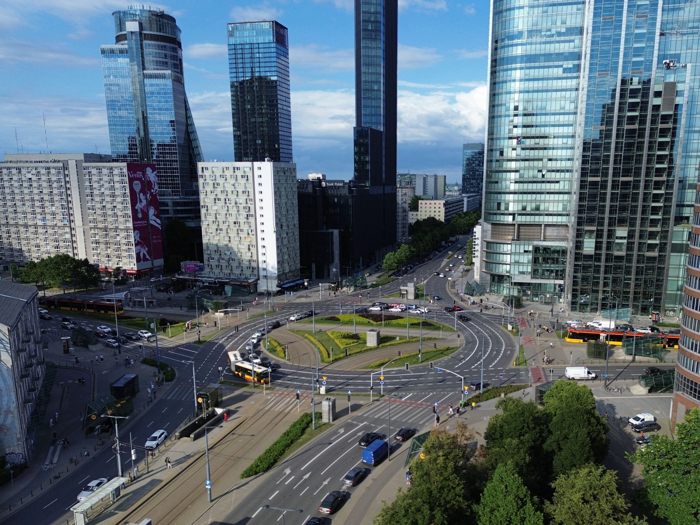 Samochód dachował w centrum Warszawy. Tworzą się ogromne korki