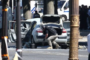 Samochód, którym zaatakował zamachowiec z Paryża