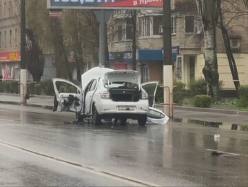 Samochód po zamachu bombowym