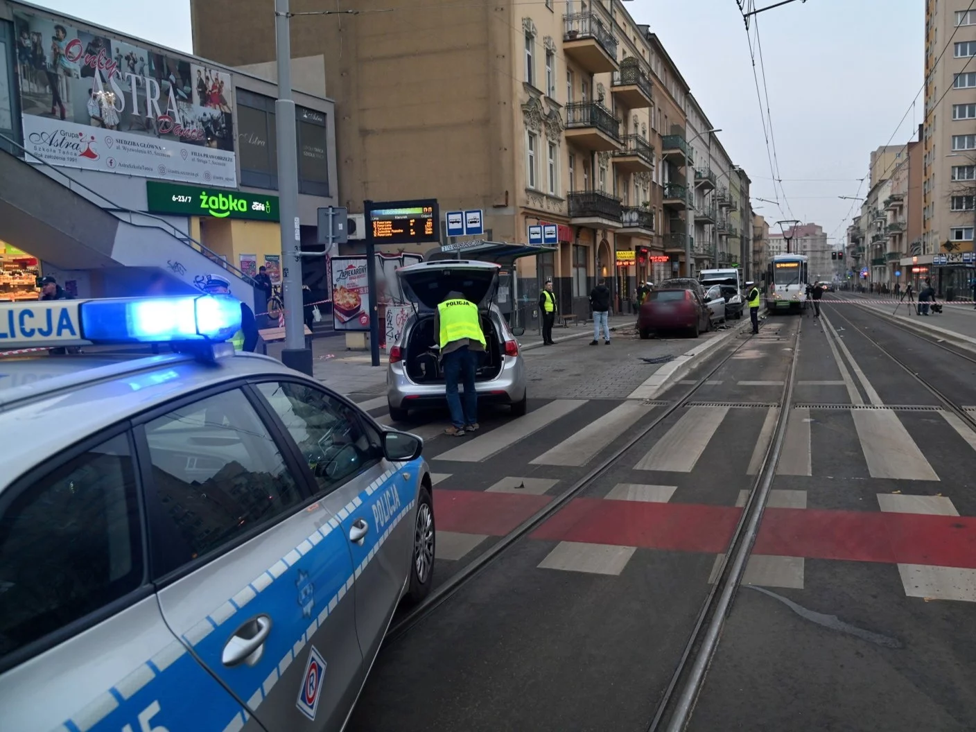 Rozbite pojazdy w pobliżu miejsca wypadku na Placu Rodła w Szczecinie