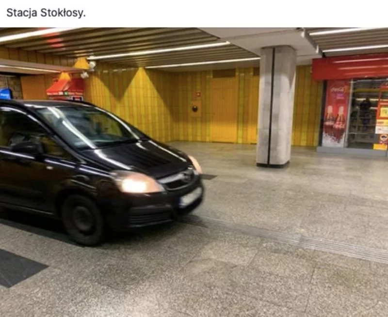 Samochód wjechał na stację metra Stokłosy