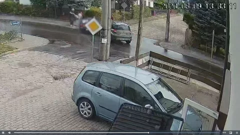 Auto osobowe wjechało w pieszych idących chodnikiem